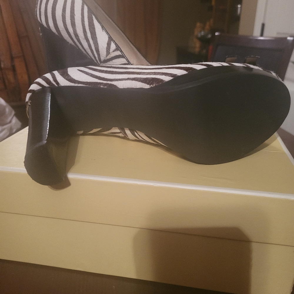 Michael Kors Black and White Elegant Heels - Picture 4 of 4